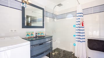 Dusche, Handtücher, Shampoo