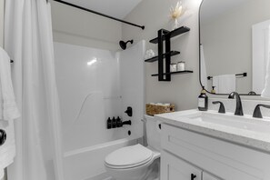 Bathroom - Sleep 9 Boiling Springs SC w/2 kings, Pool Table (Boiling Springs)