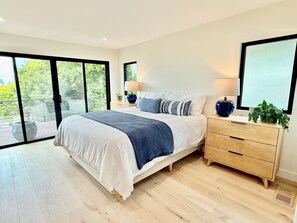 2 slaapkamers, een bureau, een strijkplank/strijkijzer, reisbedje