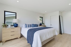 2 Schlafzimmer, Schreibtisch, Bügeleisen/Bügelbrett, Reisekinderbett