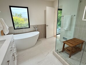Een douche, een haardroger, handdoeken, zeep