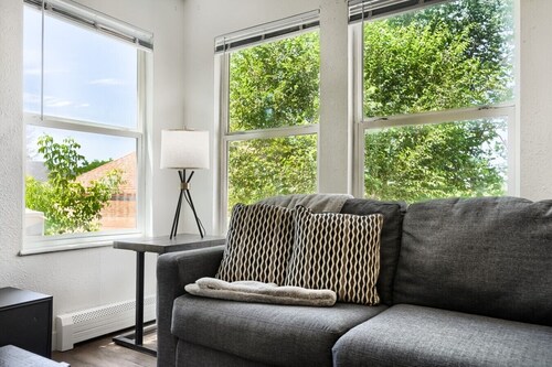 Spacious 3BR Apt w/ Deck · 15 Min to Red Rocks