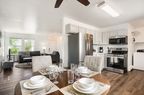 Spacious 3BR Apt w/ Deck · 15 Min to Red Rocks