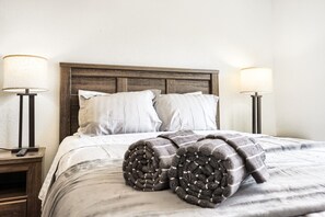 Iron/ironing board, WiFi, bed sheets - Spacious 3BR Apt w/ Deck · 15 Min to Red Rocks (Denver)