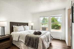 Tabla de planchar con plancha, wifi y ropa de cama 