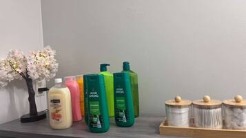 Handtücher, Seife, Toilettenpapier