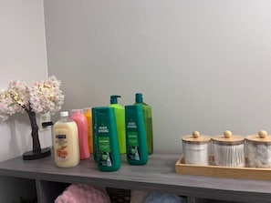 Håndklær, såpe og toalettpapir