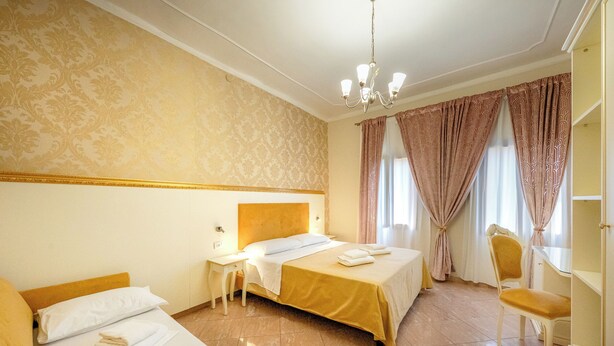 A hotel room with a bed, a desk, a chair, and a wardrobe. - Room-hotel Walter Venezia (Venice)
