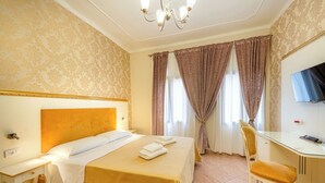A hotel room with a bed, desk, chair, and TV. - Room-hotel Walter Venezia (Venice)