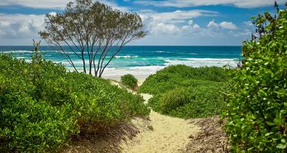Perfect Byron Pad - Sleeps 5. Beach access, pool, tennis court, walk to town!