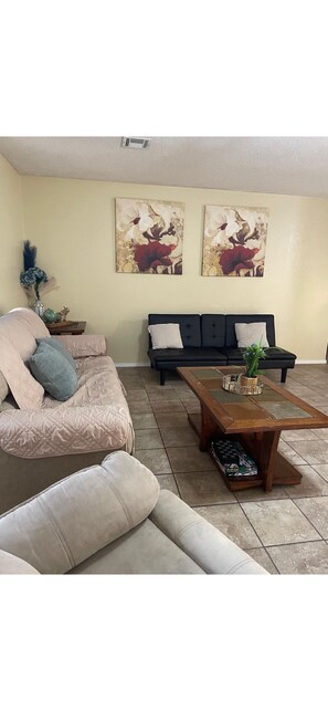 Living area - Peaceful 3-bedroom house with AC in charming Muskogee (Muskogee)
