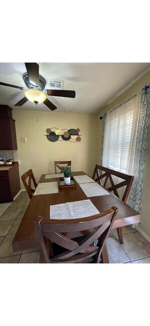 Dining - Peaceful 3-bedroom house with AC in charming Muskogee (Muskogee)