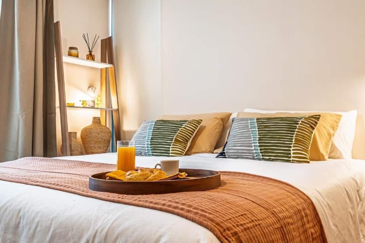 Apartament superior | Cortines opaques, planxa i posts de planxar i wifi gratuïta