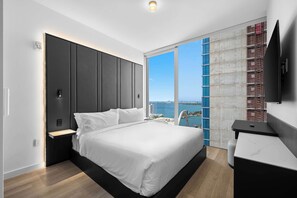 Iron/ironing board, travel cot, WiFi, bed sheets - Elite 2BR Condo at E11EVEN with Rooftop Pool (Miami)