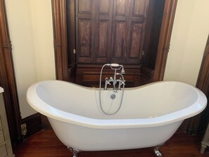 Bathroom - Historic Suite with Ballroom for Rent on the Delaware River, 15 min to Philly (Riverton)
