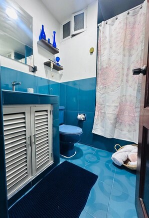 Shower, hair dryer, towels, soap - Spacious 5BR Home w/ Private Terrace. Steps to Malecon, Airport & Coastal Hwy (San Miguel)