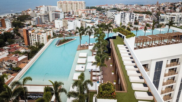 Un complexe hôtelier doté d’une grande piscine, de plusieurs espaces de détente et offrant une vue sur la ville et la mer.