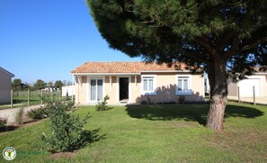 A single-story house with a tiled roof, a front door, and a small porch. - Le Pin Franc - VALEYRAC (VALEYRAC)