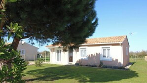 A single-story building with a tiled roof, a small porch, and a well-maintained lawn. - Le Pin Franc - VALEYRAC (VALEYRAC)