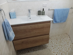 Shower, hair dryer, towels, soap - Coastal Nest Sawtell Beach, Coffs Harbour (Sawtell)