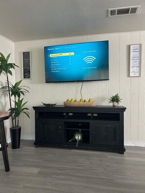 Ein flachbildfernseher an der Wand, der ein Sendersuchmenü anzeigt.