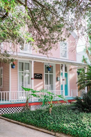 Exterior - Stay Downtown St. Augustine 3BR and Parking (St. Augustine)