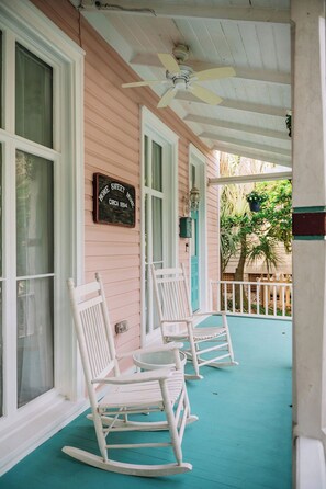 A porch with two rocking chairs, a ceiling fan, and a sign indicating the home sweet home address. - Stay Downtown St. Augustine 3BR and Parking (St. Augustine)