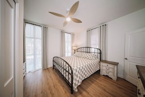 3 slaapkamers, een bureau, een strijkplank/strijkijzer, reisbedje