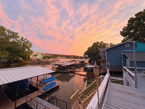 3-bedroom house with private dock and quick access to all the Favorites!