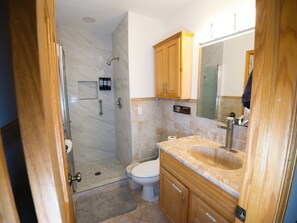 Douche, sèche-cheveux, serviettes fournies, savon