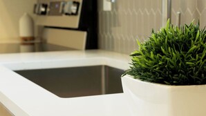 コーヒー / ティーメーカー、冷蔵庫、電子レンジ、オーブン