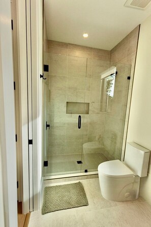 Bathroom - Lovely new 1-bedroom apartment, close to hospital and beaches. Walk to town (Sarasota)