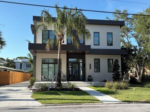 Exterior - Lovely new 1-bedroom apartment, close to hospital and beaches. Walk to town (Sarasota)