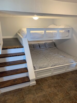 Room - Lake Cottage | Private Hot Tub, Pools, Beach | Boat Launch| Sleeps 12 (Lomond)