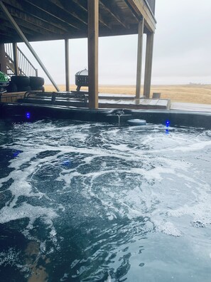 Outdoor spa tub - Lake Cottage | Private Hot Tub, Pools, Beach | Boat Launch| Sleeps 12 (Lomond)