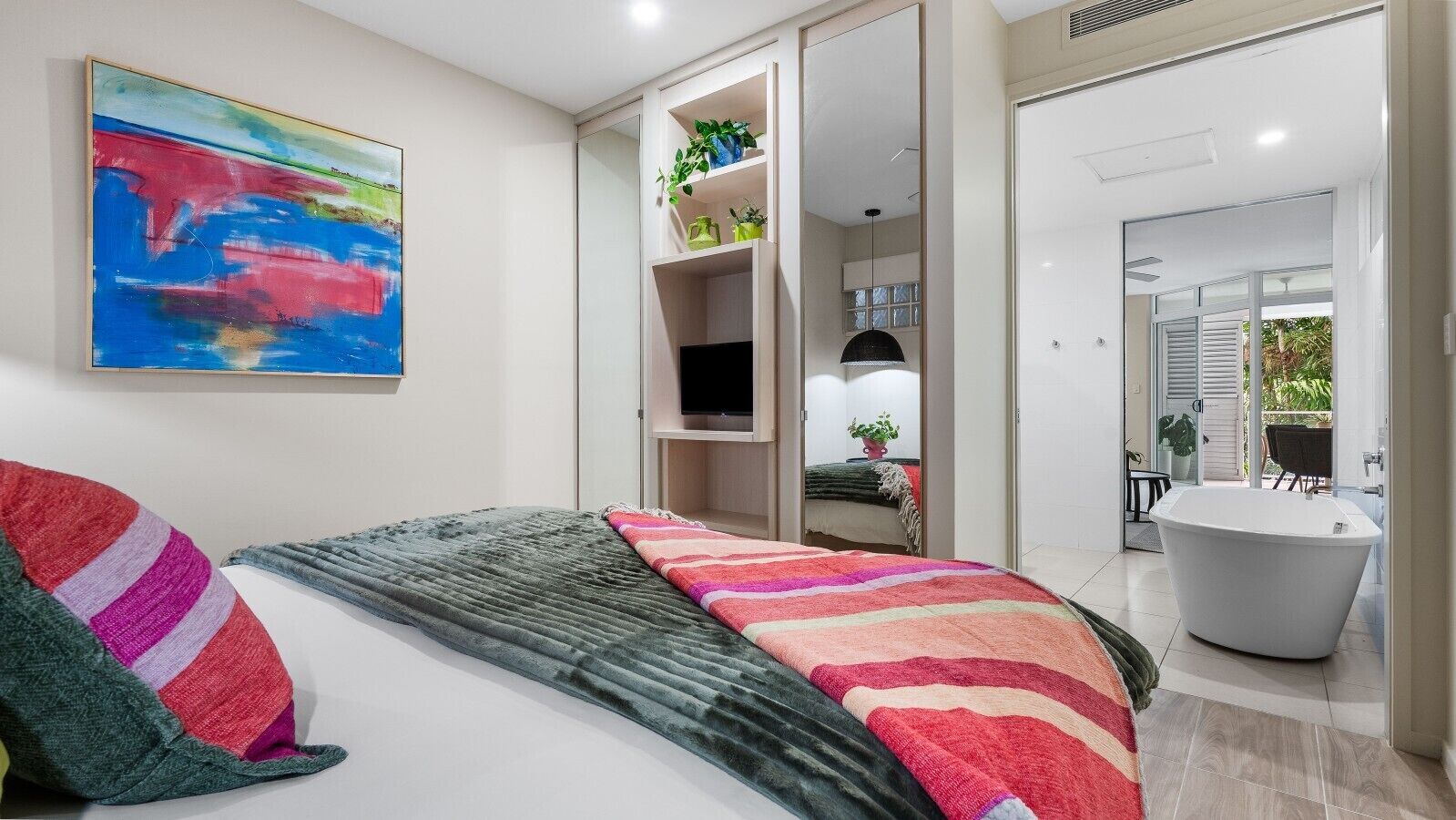 Modern Cairns Apartment With Shared Pool, Parking And Close To Esplanade - Cairns