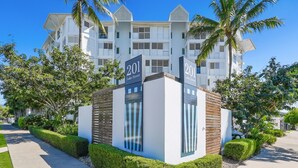A modern building with a sign indicating '201 Lake Street.' - Modern Cairns Apartment with Shared Pool, Parking and Close to Esplanade (Cairns City)