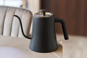 Habitación triple, vista a la ciudad | Café y/o cafetera