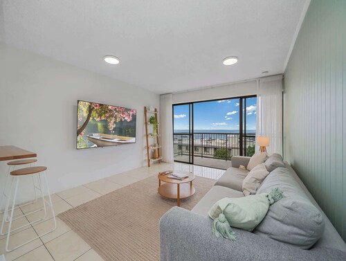 Entire Apartment: Direct Ocean Views, Pool