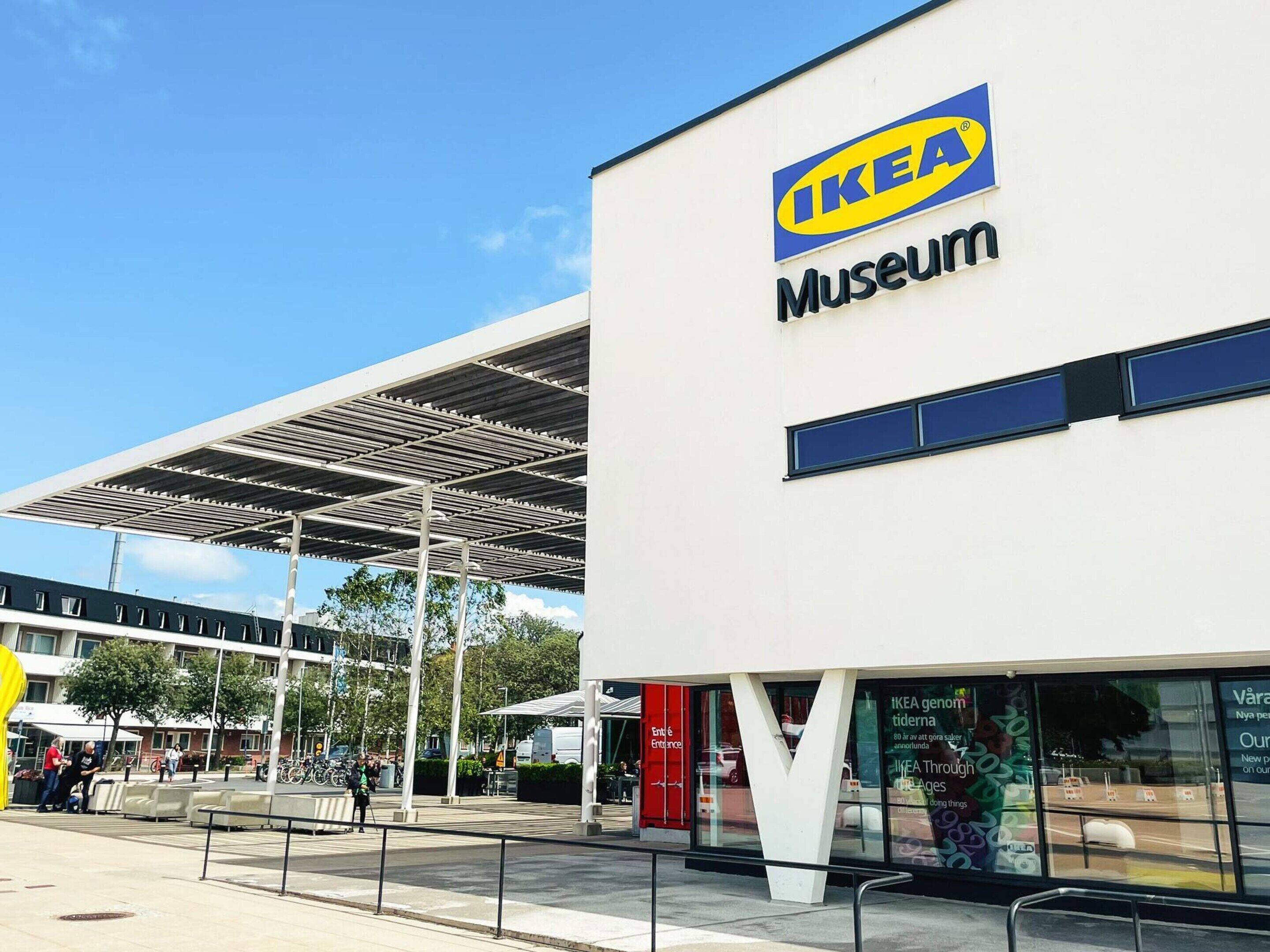 Un musée IKEA doté d’une architecture moderne, avec une entrée imposante et un espace extérieur abrité.