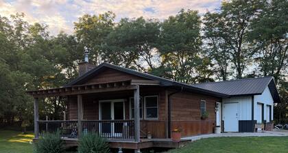 Cozy 1-bedroom cabin in lovely Bondurant with a view
