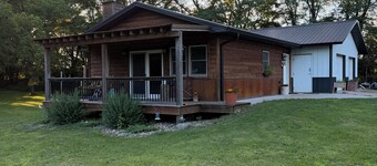 Cozy 1-bedroom cabin in lovely Bondurant with a view