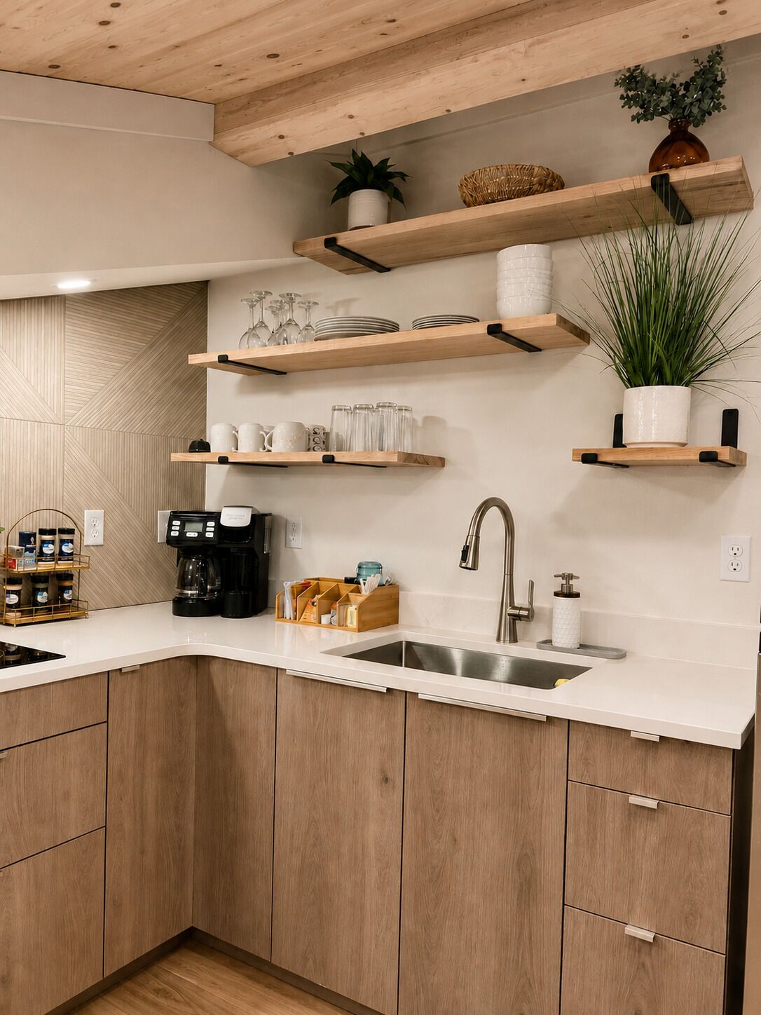 Cafetera y tetera, refrigerador, microondas y parrilla de estufa 