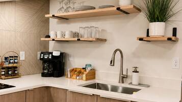 Cafetera y tetera, refrigerador, microondas y parrilla de estufa