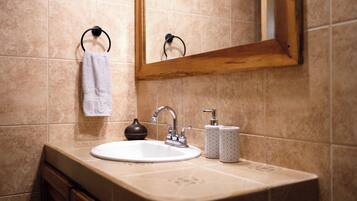 Douche, bidet, serviettes fournies, savon