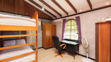 3 chambres, fer et planche à repasser, Wi-Fi, draps fournis