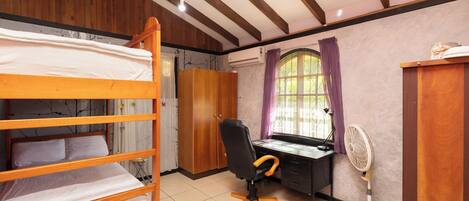 3 chambres, fer et planche à repasser, Wi-Fi, draps fournis