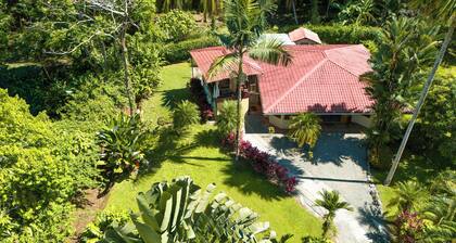 Charming bungalow in delightful Limón Province perfect for your getaway