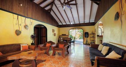 Charming bungalow in delightful Limón Province perfect for your getaway