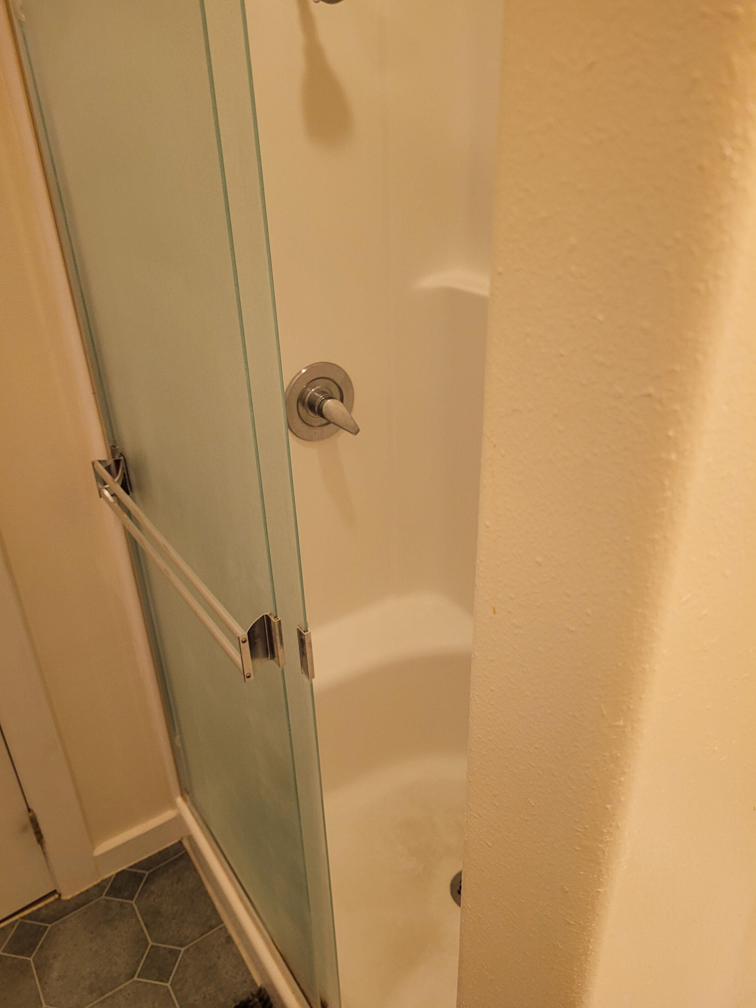 Douche, serviettes fournies, savon, papier toilette
